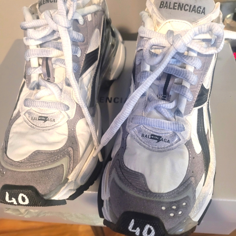 Women's Runner Sneaker In Grey/Black and White